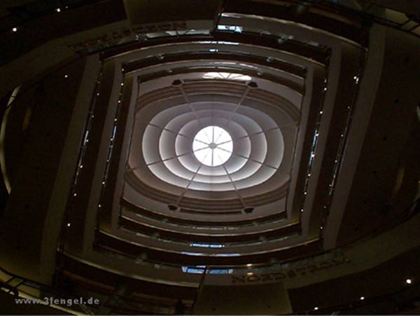 Licht: Licht ist Leben. Das Foto einer
 8 Stockwerke hohen Kuppel eines Kaufhauses in San Francisco entstand im April 2001.
