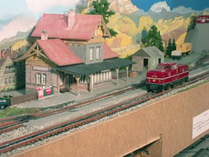Bild vom Bahnhof Nuschelstadt mit einer Tesmo V80 auf Gleis 2