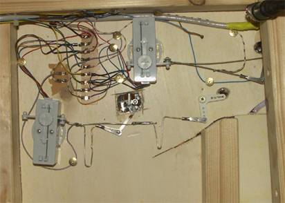 Weichenantriebe unterhalb der Anlage