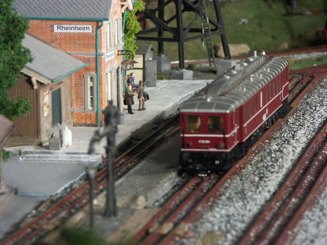 Diesel flyer 62 at the platform on track 2 in Rheinheim Station