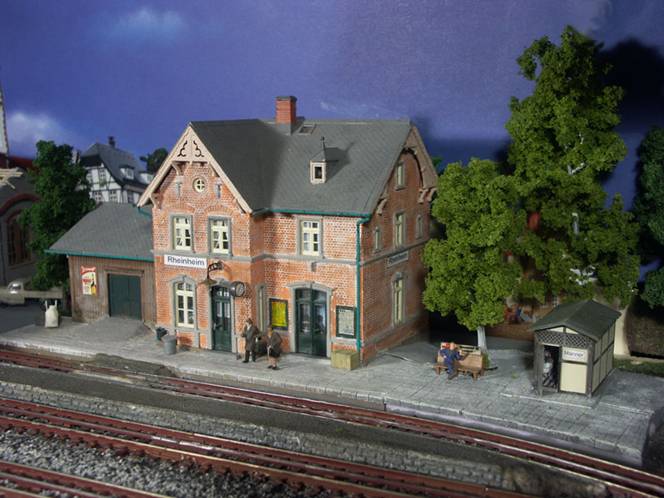 Rheinheim station building